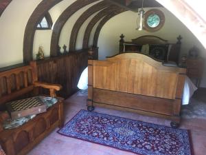 Habitación en el ático con cama y alfombra en Domaine de Carnin en Beloeil