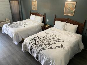 Postel nebo postele na pokoji v ubytování Stratford Inn Tyler