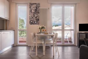 a kitchen and dining room with a table and chairs at Maison Bibi Lago Maggiore in Laveno-Mombello