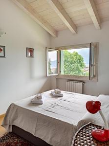 Un dormitorio con una cama grande con ventana. en Feel at Home - CASA SOFIA, en Lovere