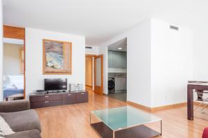 sala de estar con sofá y mesa de centro de cristal en Habitat Apartments Carders, en Barcelona