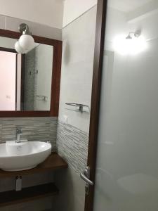 a bathroom with a sink and a mirror at casa vacanze Rose Marie in Capitello