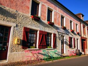 um edifício com mesas e cadeiras fora dele em Le Coin des Artistes em Giverny