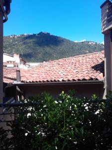 Vista generica sulle montagne o vista sulle montagne dall'interno dell'appartamento