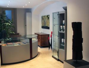 a room with a glass display case and a table at Schloss Hotel Wallhausen in Wallhausen