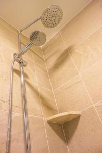 La salle de bains est pourvue d'une douche avec un pommeau de douche. dans l'établissement Rookery Lane Food and Lodging, à Kenmare