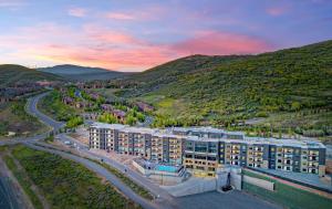 - une vue aérienne sur un bâtiment avec une montagne dans l'établissement Black Rock Mountain Resort, à Park City