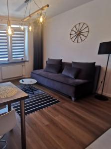 un soggiorno con divano e tavolo di Apartament Platynowy w Centrum Miasta a Częstochowa