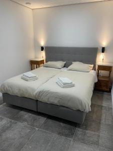 
Ein Bett oder Betten in einem Zimmer der Unterkunft Woonhotel Petruskerk
