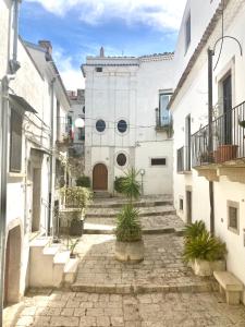 an alley in a building with potted plants at La Casa Di Noah in Venosa