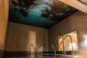 ein Badezimmer mit einem Gemälde an der Decke in der Unterkunft Hotel Dastan in Levice