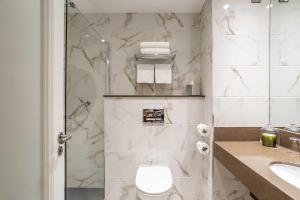 Uma casa de banho em Hotel Kilmore