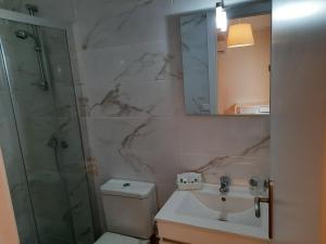 Kylpyhuone majoituspaikassa Maia (Oporto) Suites