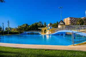 Piscina en o cerca de 427 Estudio en Júpiter Apartamentos - Vista a la piscina, el mar y las montaña