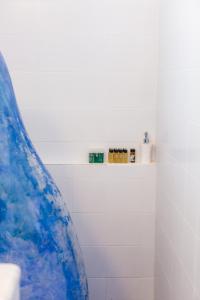 a bathroom with a blue and white tile wall at Blue Moon Villa in Imerovigli