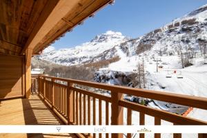 balcón con vistas a una montaña nevada en Marmotte 205 - Splendide duplex aux pieds des pistes en Bonneval-sur-Arc