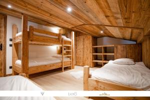 two bunk beds in a room with wooden ceilings at Marmotte 205 - Splendide duplex aux pieds des pistes in Bonneval-sur-Arc