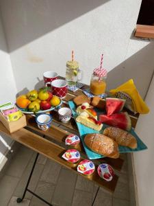 een tafel met veel verschillende soorten voedsel bij Casa Nonna Anna in Agerola