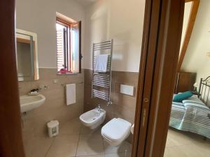 een badkamer met een toilet en een wastafel bij Casa Nonna Anna in Agerola