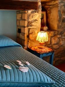 - une chambre avec un lit et une lampe sur une table dans l'établissement Le Casite Bed & Breakfast, à Trieste