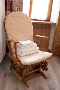 una pila de toallas sentadas en una mecedora en Hotel Paramont, en Valgrisenche
