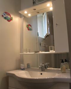 uma casa de banho com um lavatório e um espelho grande em Ta Maria em Céret