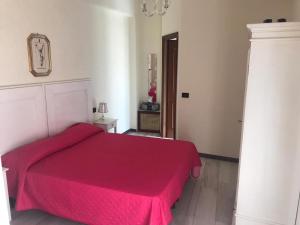 una camera con un letto con una coperta rossa di Enna Cerere a Enna