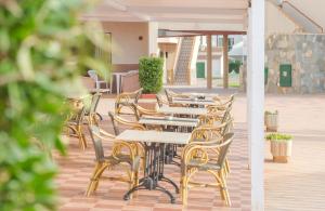 Un restaurante o sitio para comer en Apartamentos Moon Dreams Los Lentiscos