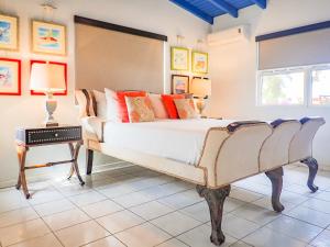 ein Schlafzimmer mit einem Bett und einem Tisch in der Unterkunft Treasure By The Sea Bonaire in Kralendijk + 56 Fotos