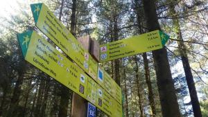 ein Zeichen in einem Wald mit vielen Zeichen darauf in der Unterkunft Ferienwohnung Mossauer Höhe in Mossautal
