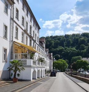 un edificio con balcone sul lato di una strada di Hotel zum Schwan a Bad Karlshafen