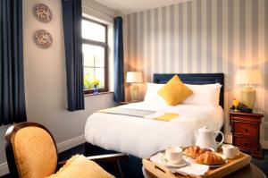 Ένα ή περισσότερα κρεβάτια σε δωμάτιο στο Bunratty Manor Hotel