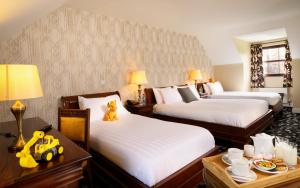 Ένα ή περισσότερα κρεβάτια σε δωμάτιο στο Bunratty Manor Hotel