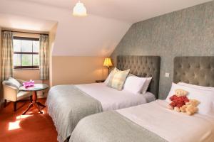 Ένα ή περισσότερα κρεβάτια σε δωμάτιο στο Bunratty Manor Hotel