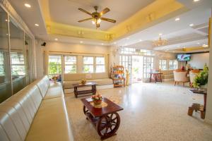 uma sala de estar com um sofá e uma mesa em Anchalee Resort em Bang Saphan