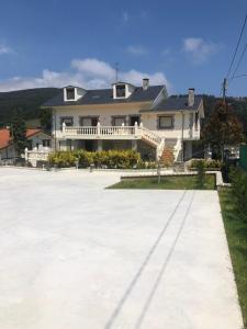 uma casa grande com um grande parque de estacionamento em Casa La Quintana em Castro-Urdiales