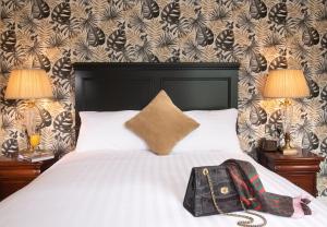 Ένα ή περισσότερα κρεβάτια σε δωμάτιο στο Bunratty Manor Hotel