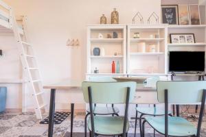 ラヴェーノ・モンベッロにあるHouse Samantha Lago Maggioreのテーブルと椅子2脚のあるダイニングルーム