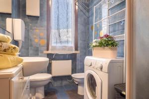 ラヴェーノ・モンベッロにあるHouse Samantha Lago Maggioreのバスルーム(洗濯機、乾燥機付)
