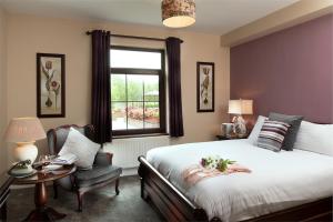 Ένα ή περισσότερα κρεβάτια σε δωμάτιο στο Bunratty Manor Hotel