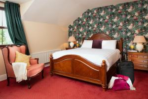 Ένα ή περισσότερα κρεβάτια σε δωμάτιο στο Bunratty Manor Hotel