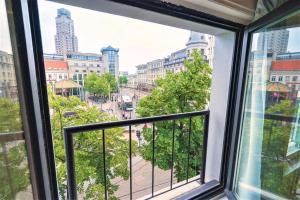 een raam met uitzicht op een straat bij The Main Square Residence in Antwerpen