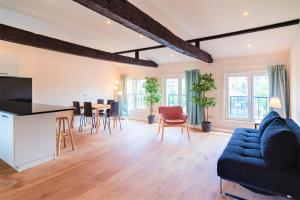 - un salon avec un canapé bleu et une table dans l'établissement The Central Square Residence, à Anvers