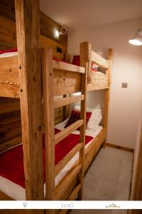 a couple of bunk beds in a room at MARMOTTE 101 - Appartement pour 6, aux pieds des pistes in Bonneval-sur-Arc