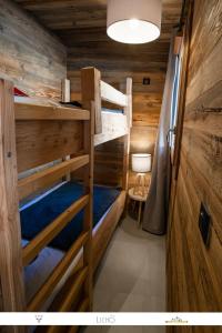 a room with two bunk beds in a cabin at MARMOTTE 101 - Appartement pour 6, aux pieds des pistes in Bonneval-sur-Arc