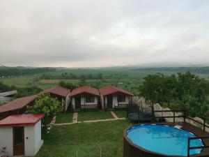 NufăruLa 3 Casute的带游泳池的度假村景观