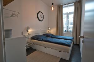 a bedroom with a bed with blue pillows and a window at Appartement Backstage in Rheine