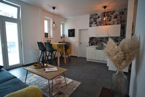 a living room with a couch and a table at Appartement Backstage in Rheine