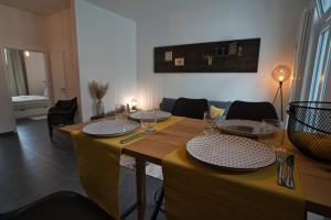 a dining room with a table with plates and wine glasses at Appartement Backstage in Rheine +6 photos