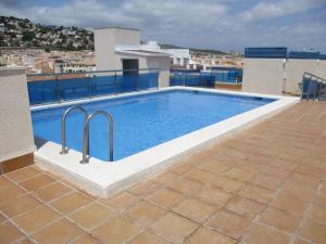 una piscina en la azotea de un edificio en Apartamento Miracielo A Inmomart, en Peñíscola